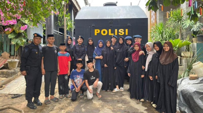Polwan Satbrimob Polda Jambi Salurkan Air Bersih ke Panti Asuhan Al-Amin